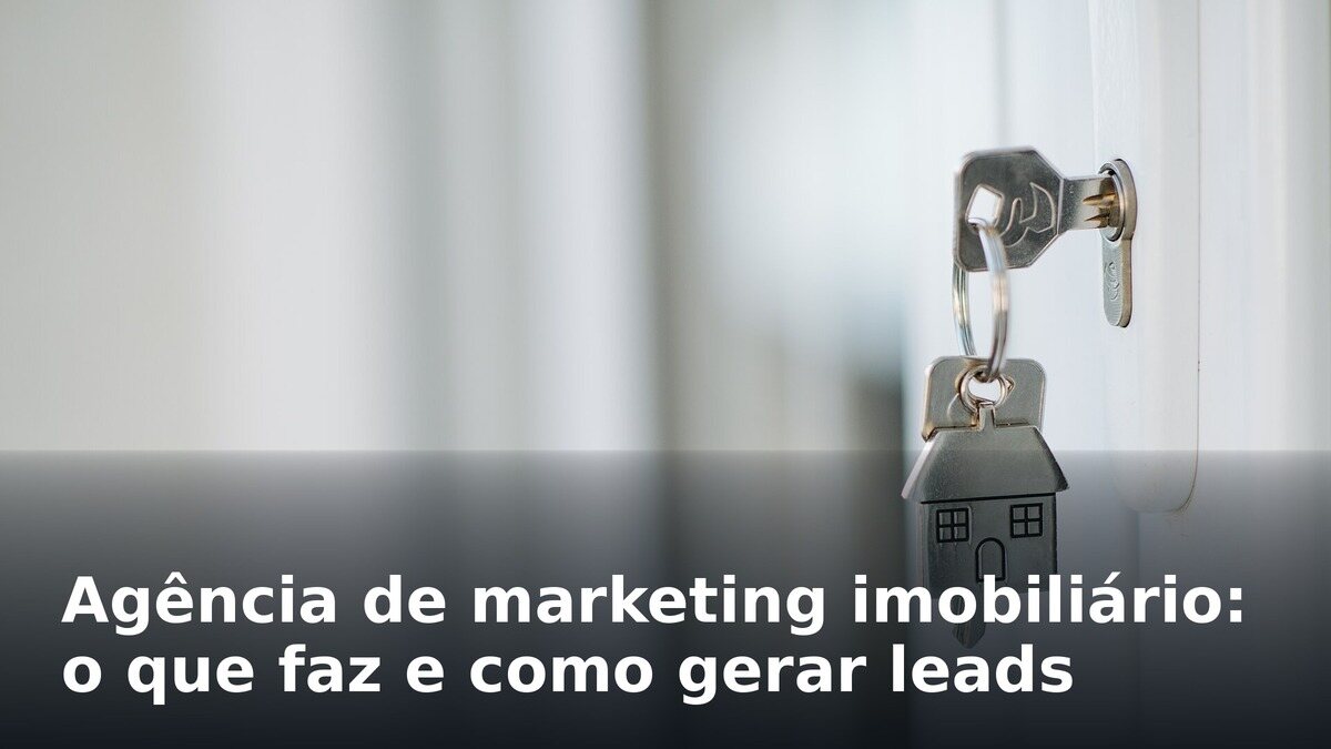 Chave com chaveiro em forma de casa inserida na fechadura de uma porta branca, sobre fundo claro desfocado
