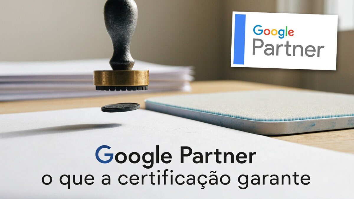 Carimbo suspenso sobre documento com selo em relevo, em mesa de escritório, com o selo Google Partner em um cartão no canto e o título Google Partner na arte